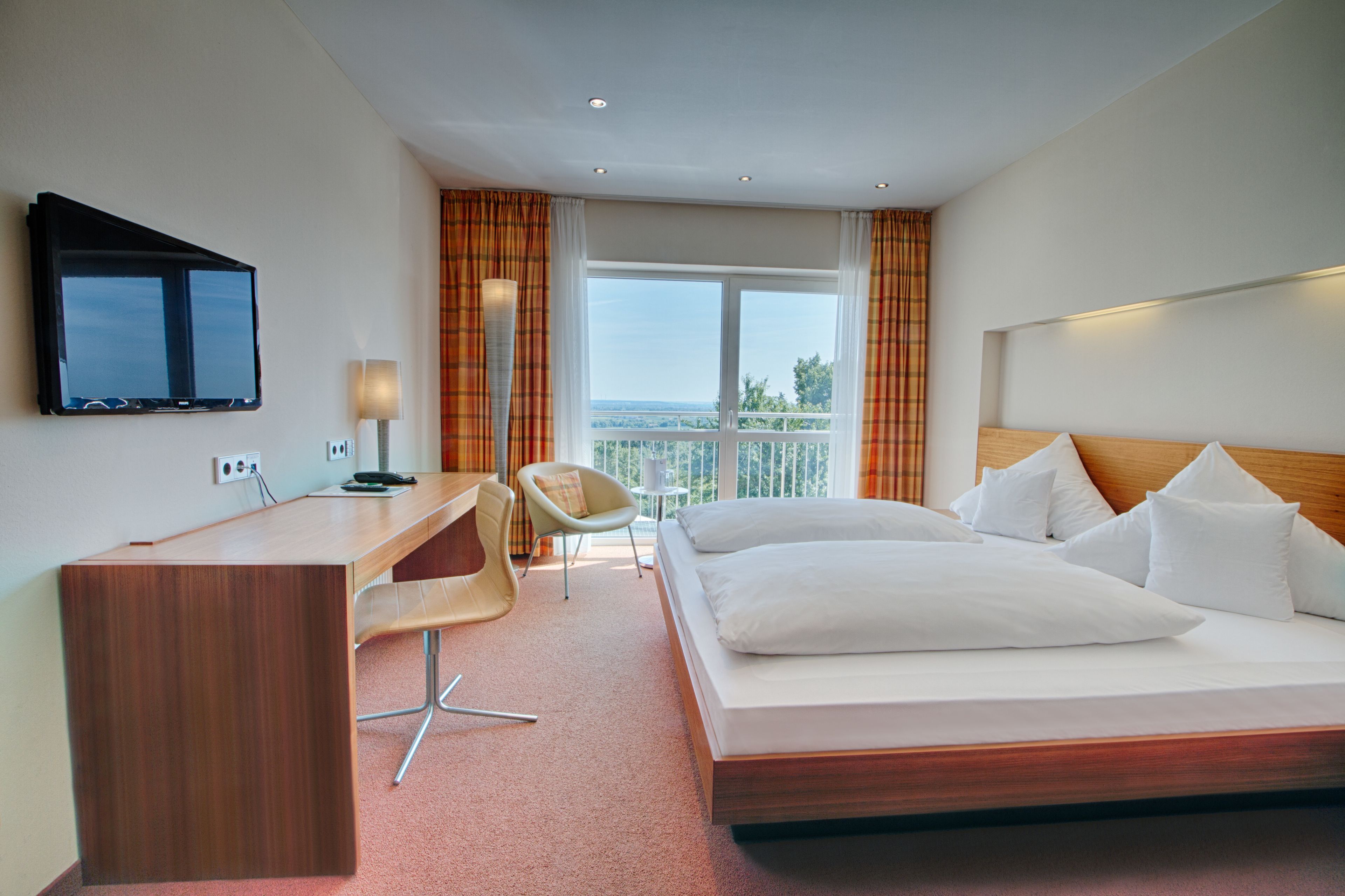 ملاءات للفراش لا تسبب الحساسية وخزنة داخل الغرفة ومكتب وستائر تعتيم