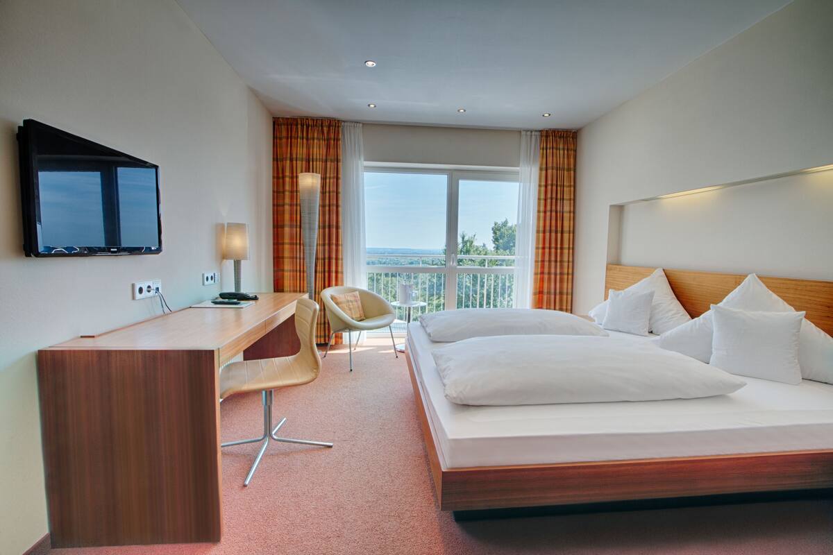 Hypo-allergenic bedding, in-room safe, desk, blackout drapes