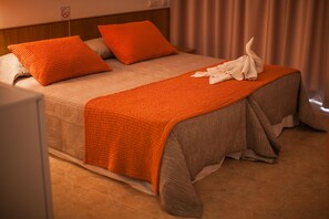 Caja de seguridad en la habitación y escritorio