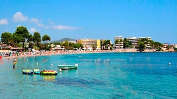 Una spiaggia nelle vicinanze