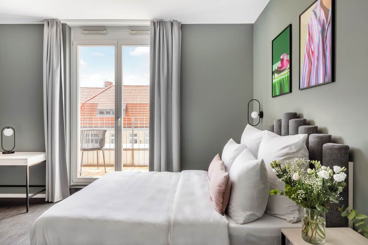 Large Studio, Kitchenette, Balcony
