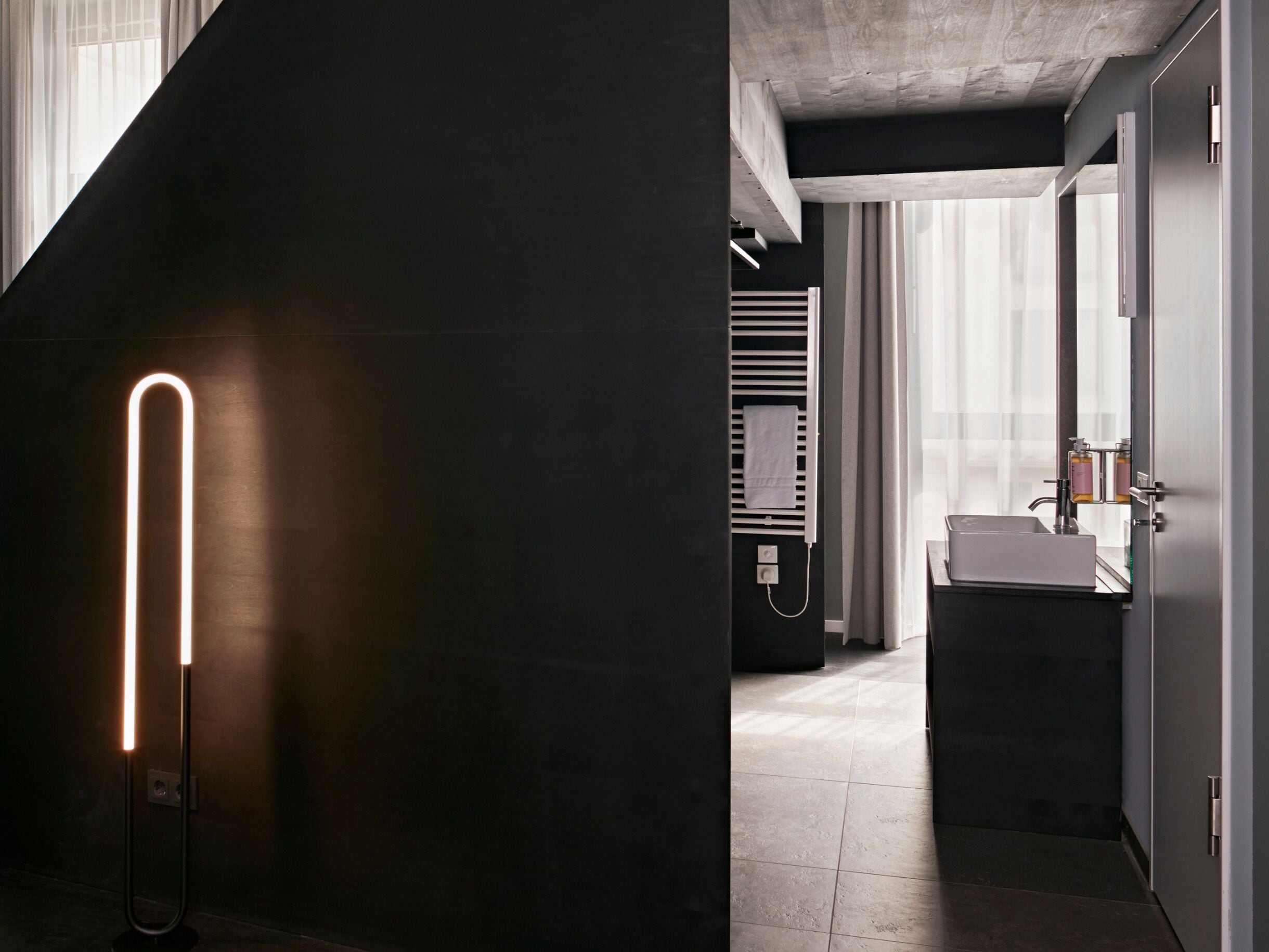 Superior tweepersoonskamer | Badkamer | Een douche, designer toiletartikelen, een haardroger, handdoeken