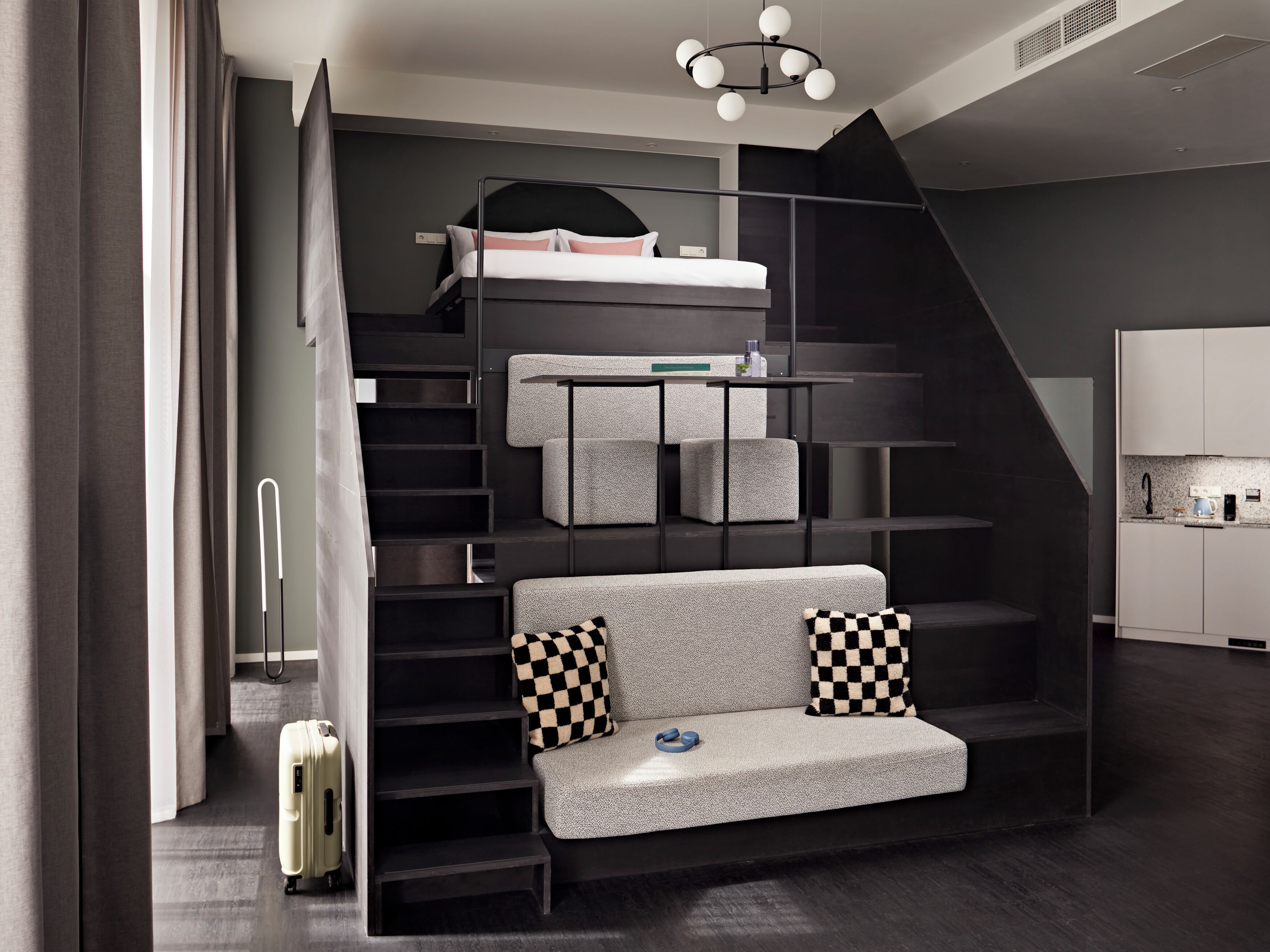 Studiosuite | Hochwertige Bettwaren, Zimmersafe, individuell dekoriert