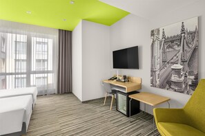 1 habitación, caja de seguridad en la habitación y escritorio 