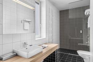 Ilmaiset hygieniatuotteet, hiustenkuivaaja, pyyhkeet, saippua