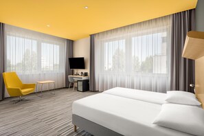 1 habitación, caja de seguridad en la habitación y escritorio 