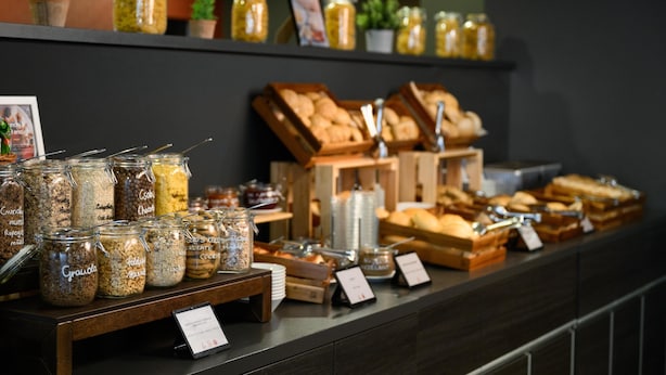 Un buffet proposant une variété de plats et d'accompagnements.