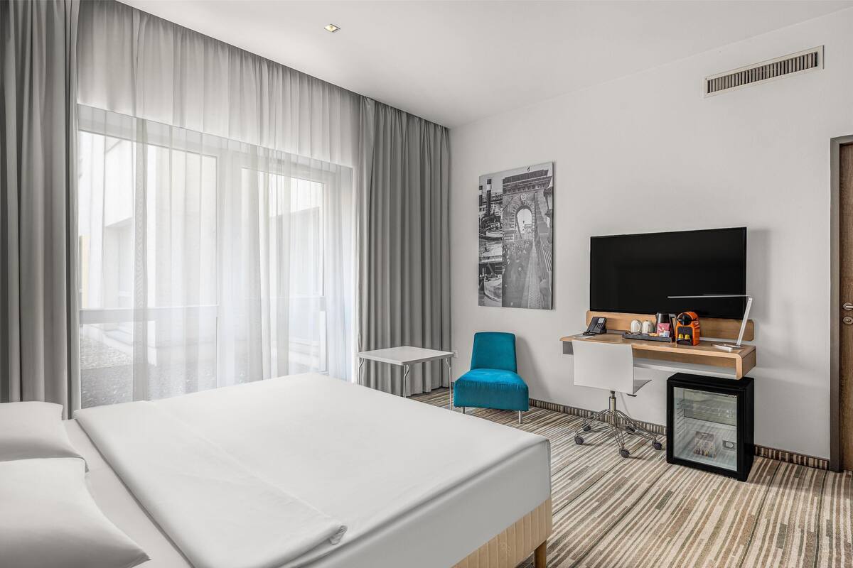Family Room | 1 bedroom, in-room safe, desk, laptop workspace