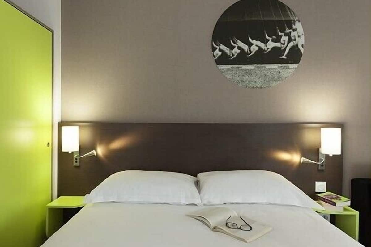 standard double room, 1 double bed | in-room safe, individually decorated, individually furnished, desk