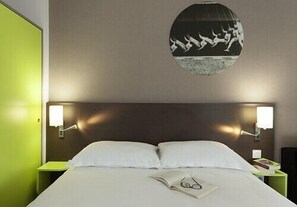 Standard Double Room, 1 Double Bed | In-room safe, individually decorated, individually furnished, desk - ibis Styles Beaune Centre (Beaune)