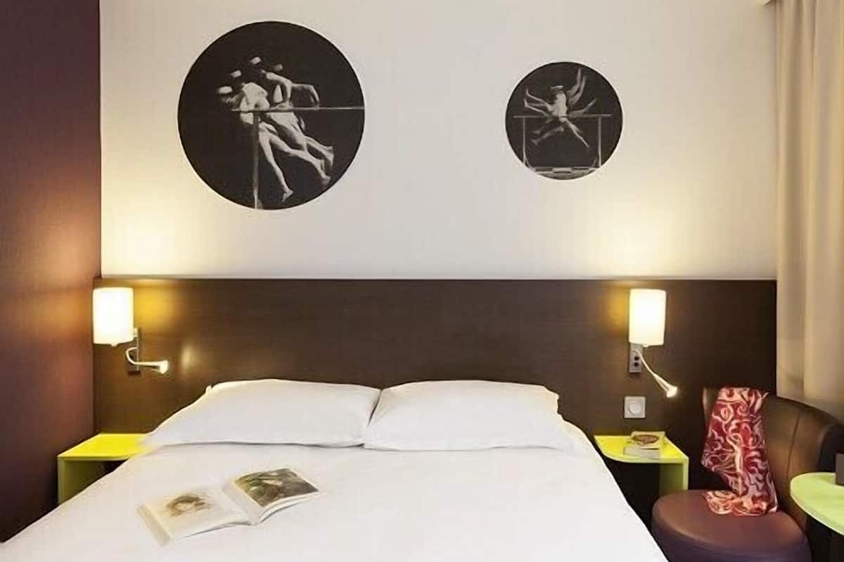 standard double room, 1 double bed | in-room safe, individually decorated, individually furnished, desk