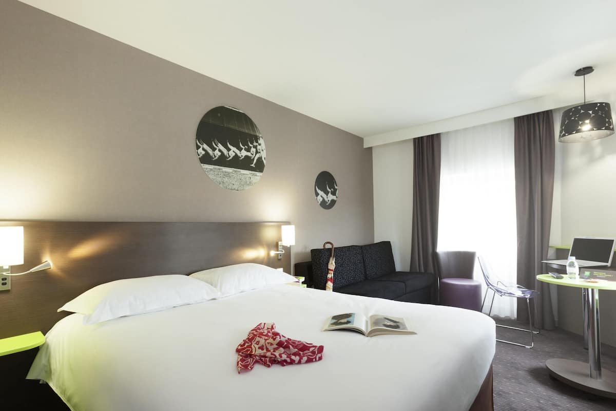 Kamar Double, 1 Tempat Tidur Double dengan tempat tidur Sofa (Privilege) | Brankas dan didekorasi berbeda-beda