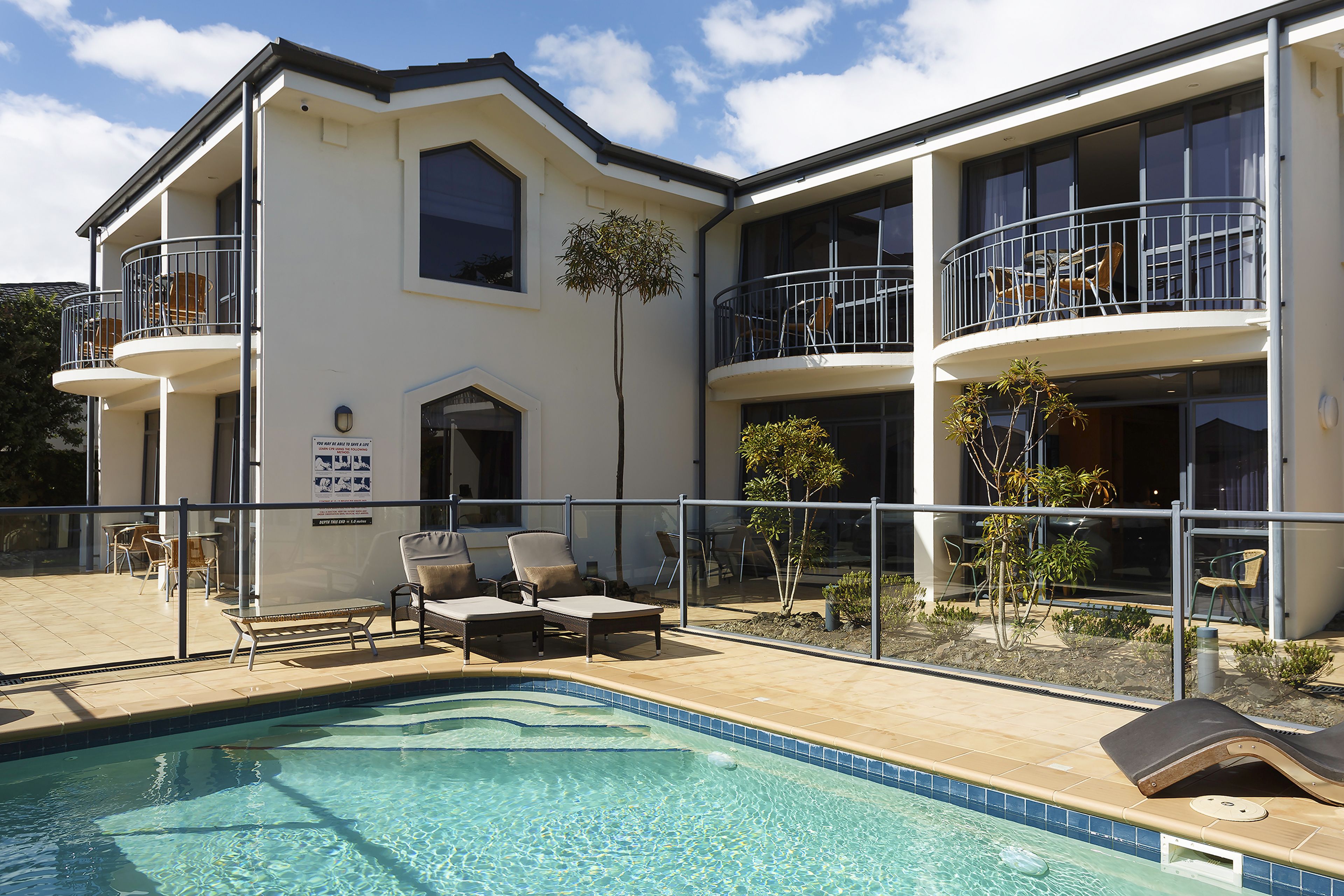 สระว่ายน้ำกลางแจ้ง