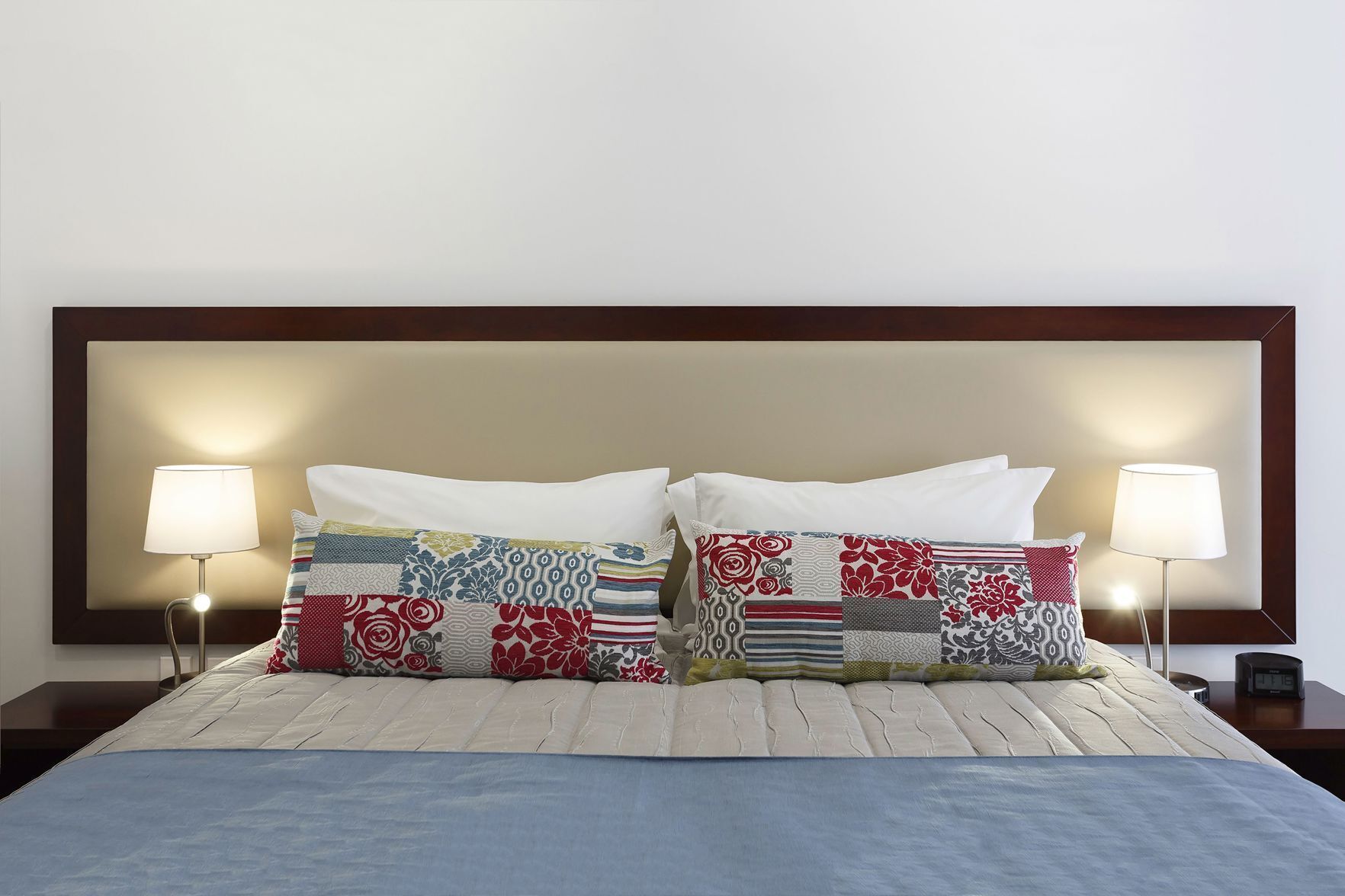 Sängtillbehör av högsta kvalitet, skrivbord och arbetsyta för laptop