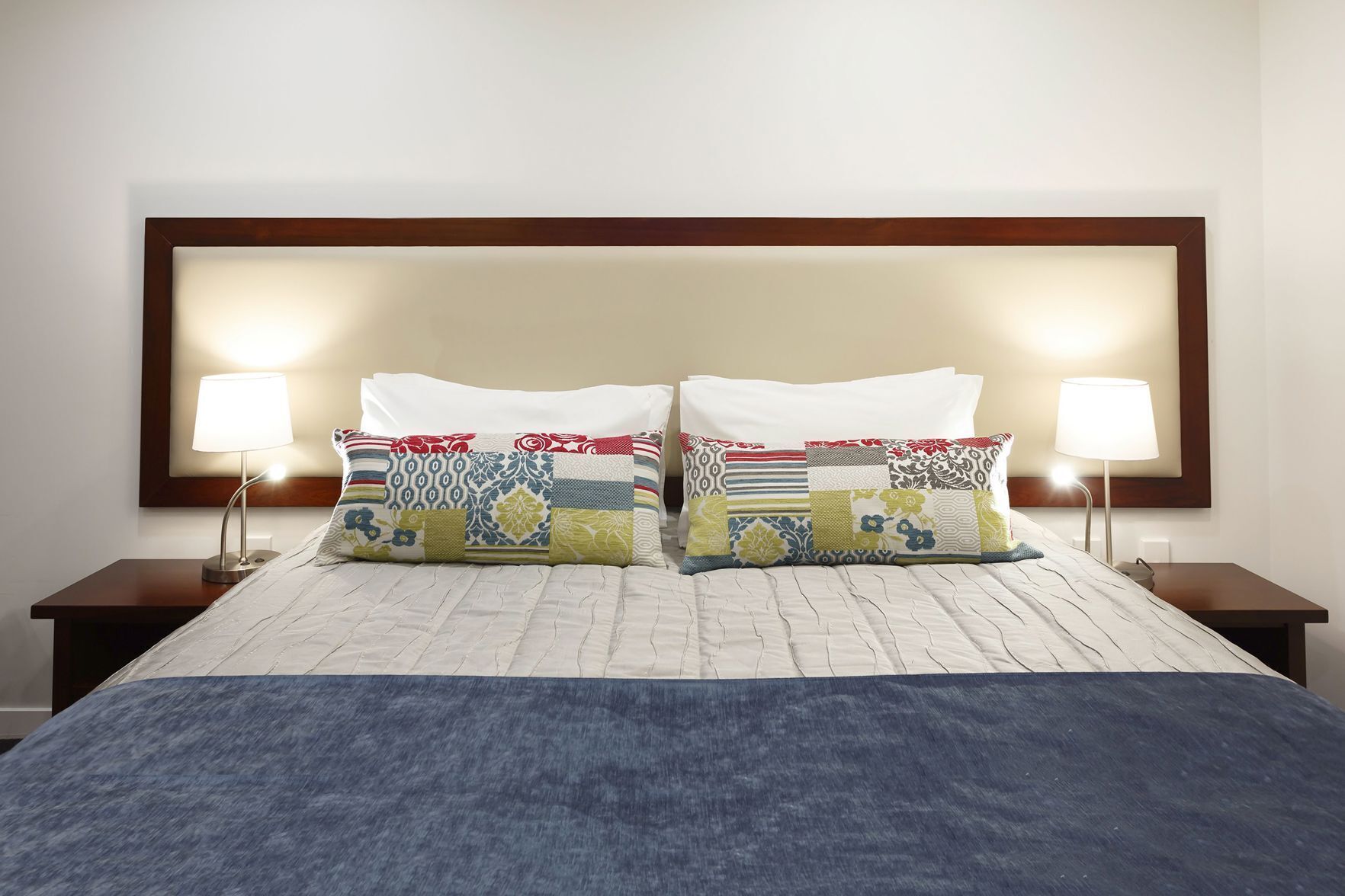 Sängtillbehör av högsta kvalitet, skrivbord och arbetsyta för laptop