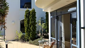 Poolside Studio Spa Shower Apartment | Terrace/patio