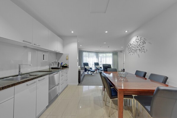 Suite exécutive, 1 chambre | Cuisine privée | Réfrigérateur, four à micro-ondes, cafetière-théière