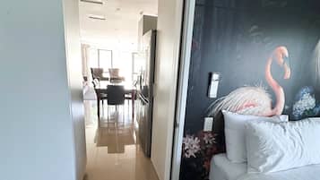 Executive Suite, 1 Bedroom | Peralatan tempat tidur premium, meja, ruang kerja komputer riba