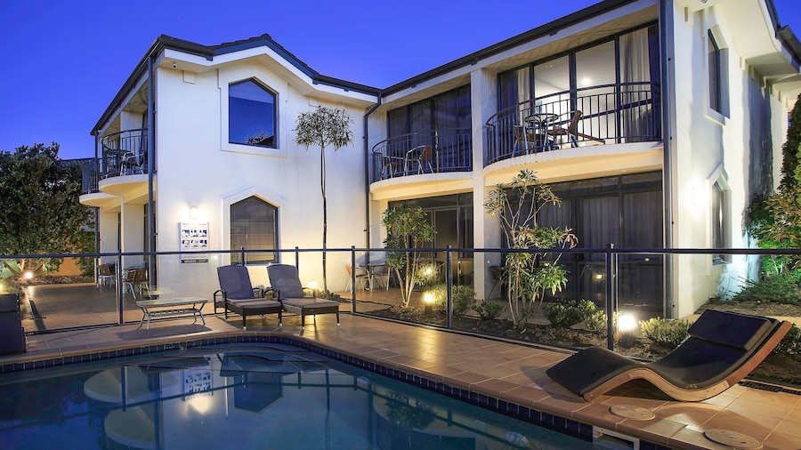 DeLorenzo's Studio Apartments