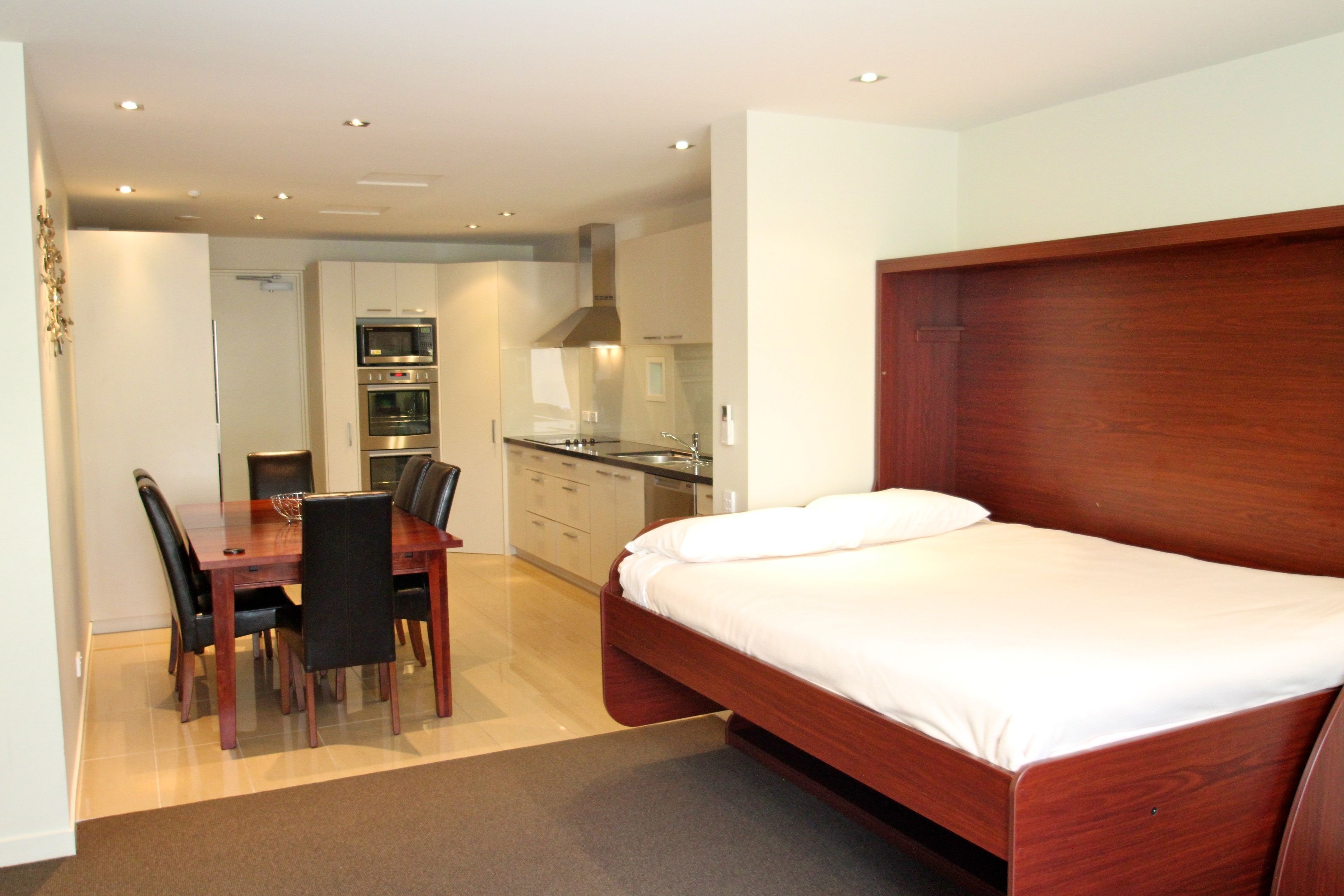 Sängtillbehör av högsta kvalitet, skrivbord och arbetsyta för laptop