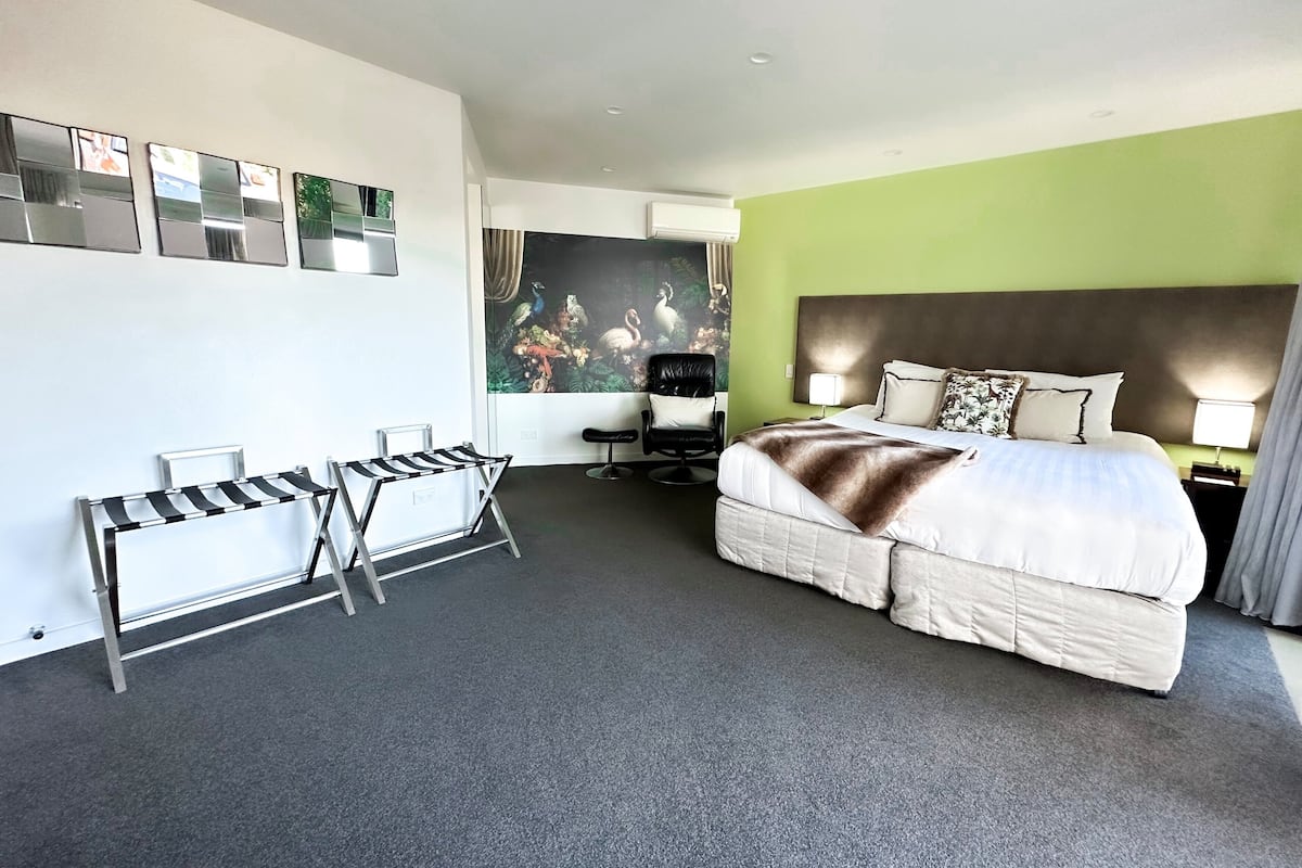 Executive Suite, 1 Bedroom | Premium bedding, desk, laptop workspace, iron/ironing board