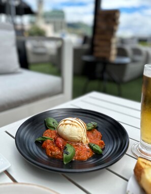 아침 식사, 점심 식사, 저녁 식사 및 브런치 제공