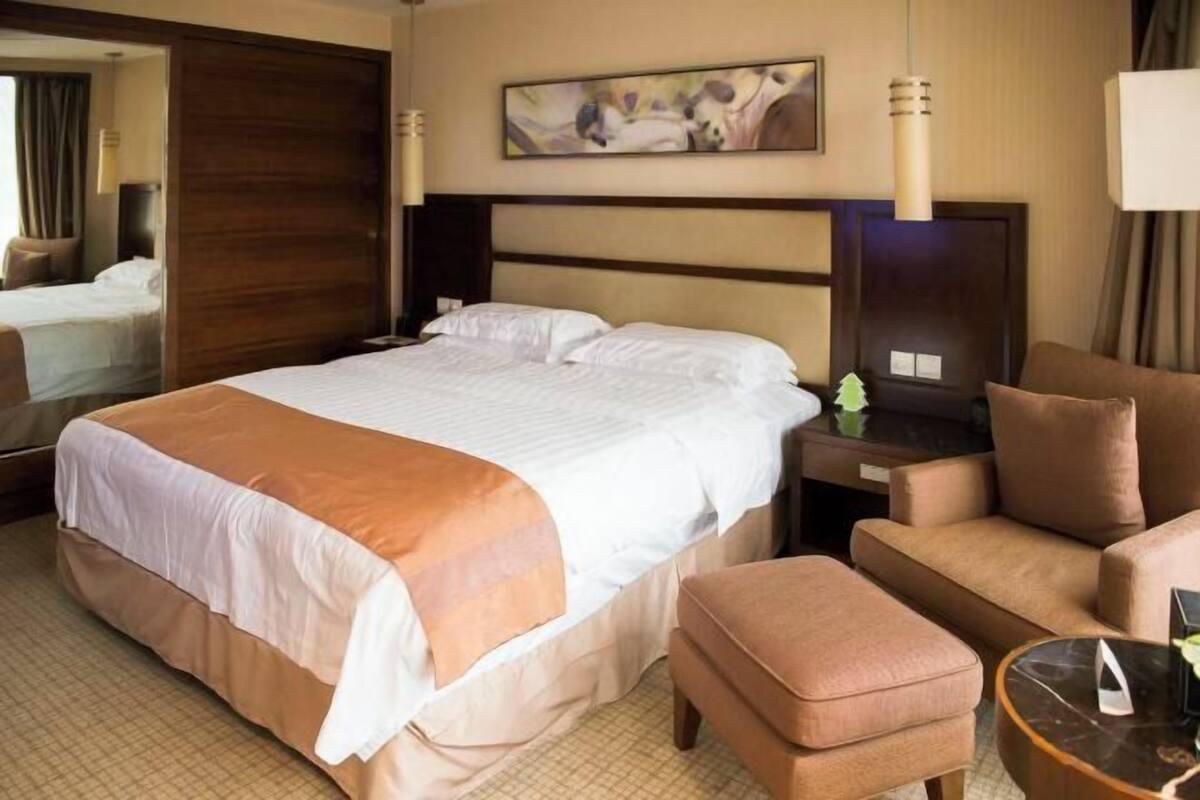 In-room safe, free WiFi, bed sheets
