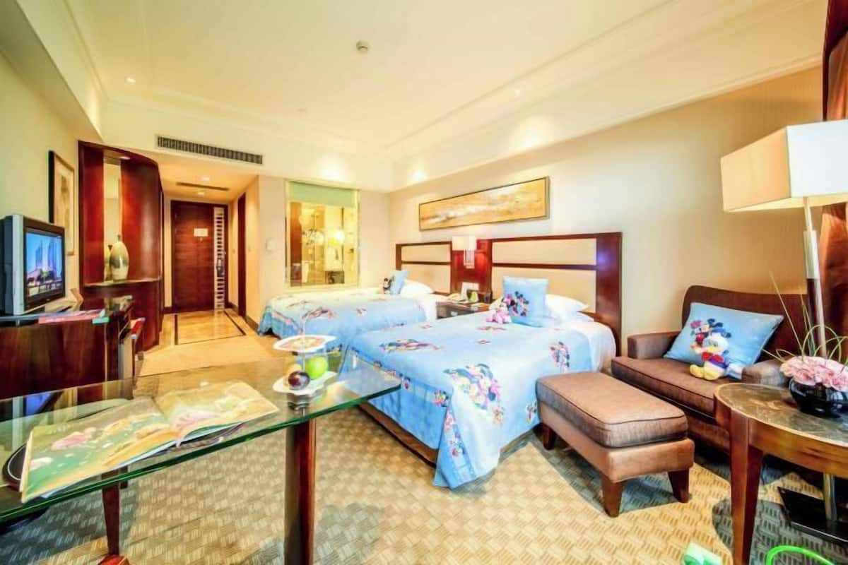 In-room safe, free WiFi, bed sheets