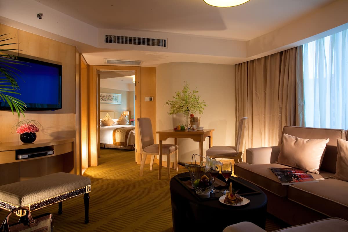 Superior Suite, 1 King Bed | Living area