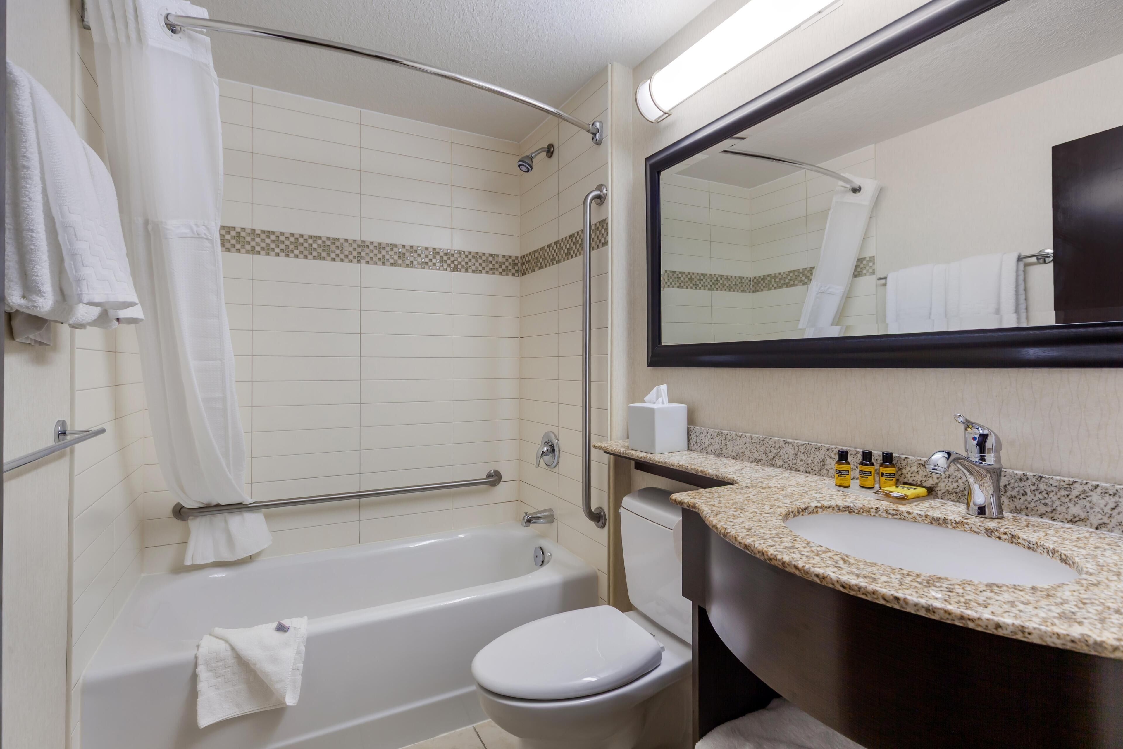 Une salle de bain avec une baignoire, des toilettes et un lavabo.