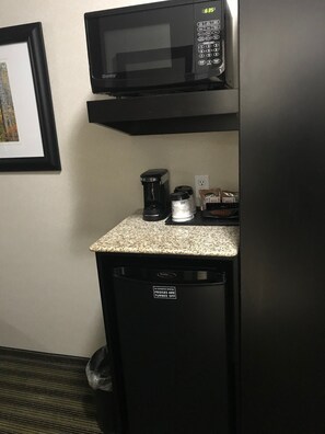 مكتب ومساحة عمل للكمبيوتر المحمول ومكواة/لوح كي وواي فاي مجانًا