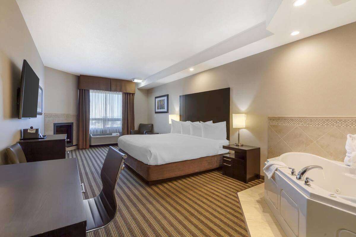 Suite, 1 King Bed, Non Smoking, Jetted Tub | Desk, laptop workspace, iron/ironing board, WiFi (free)