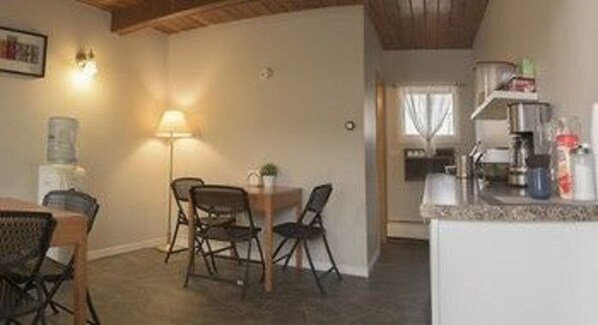Breakfast area - Sun Dek Motel (Medicine Hat)