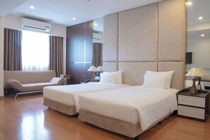 Phòng 2 giường đơn Deluxe (with Window) | Minibar với thức ăn, đồ uống miễn phí, két bảo mật tại phòng, bàn