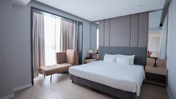 Suite, 1 Bedroom | Item bar mini percuma, peti besi dalam bilik, meja