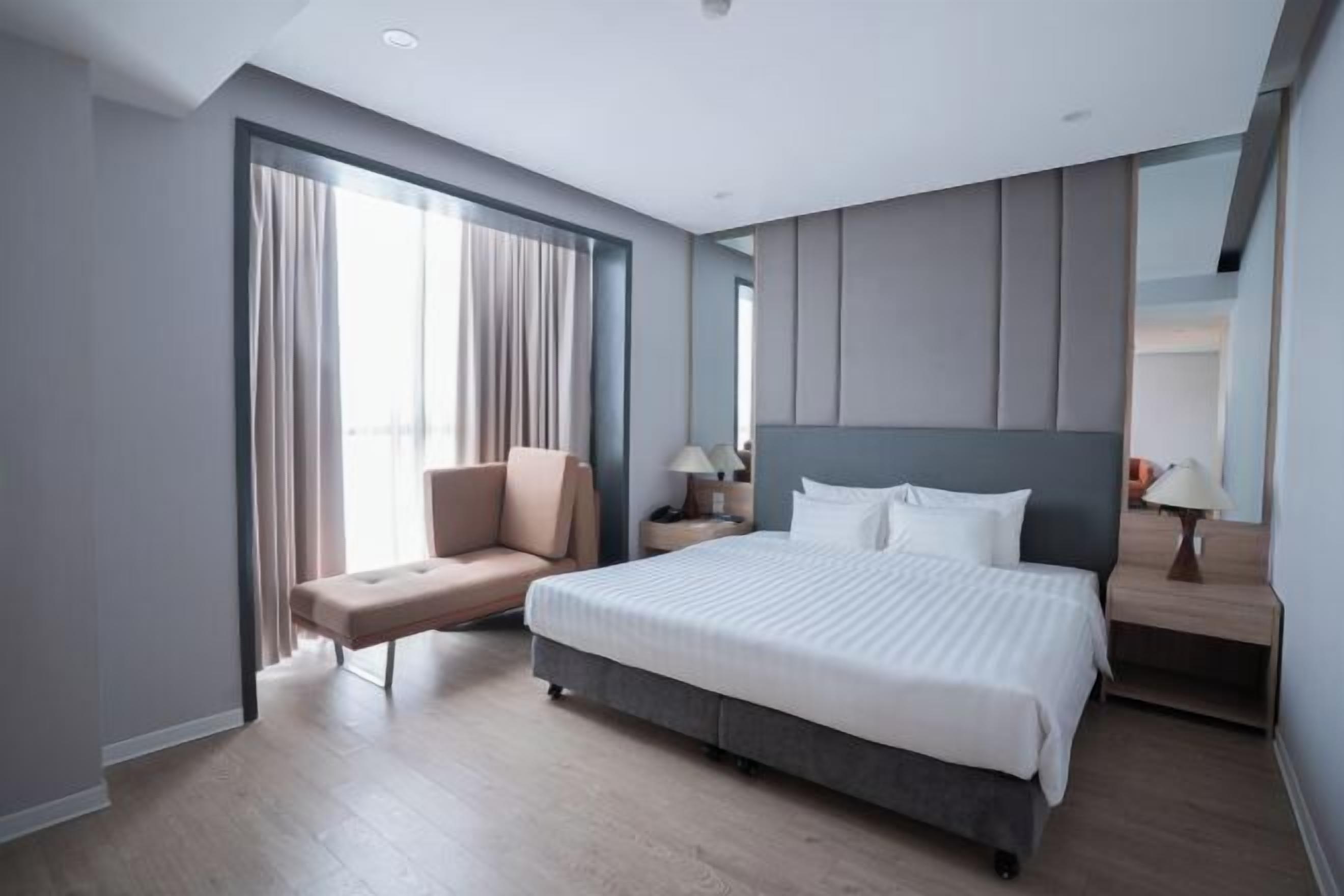 Minibar (mit einigen kostenlosen Artikeln), Zimmersafe, Schreibtisch