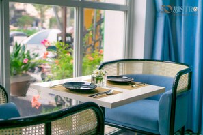2 restaurants, breakfast, lunch served; Vietnamese cuisine 