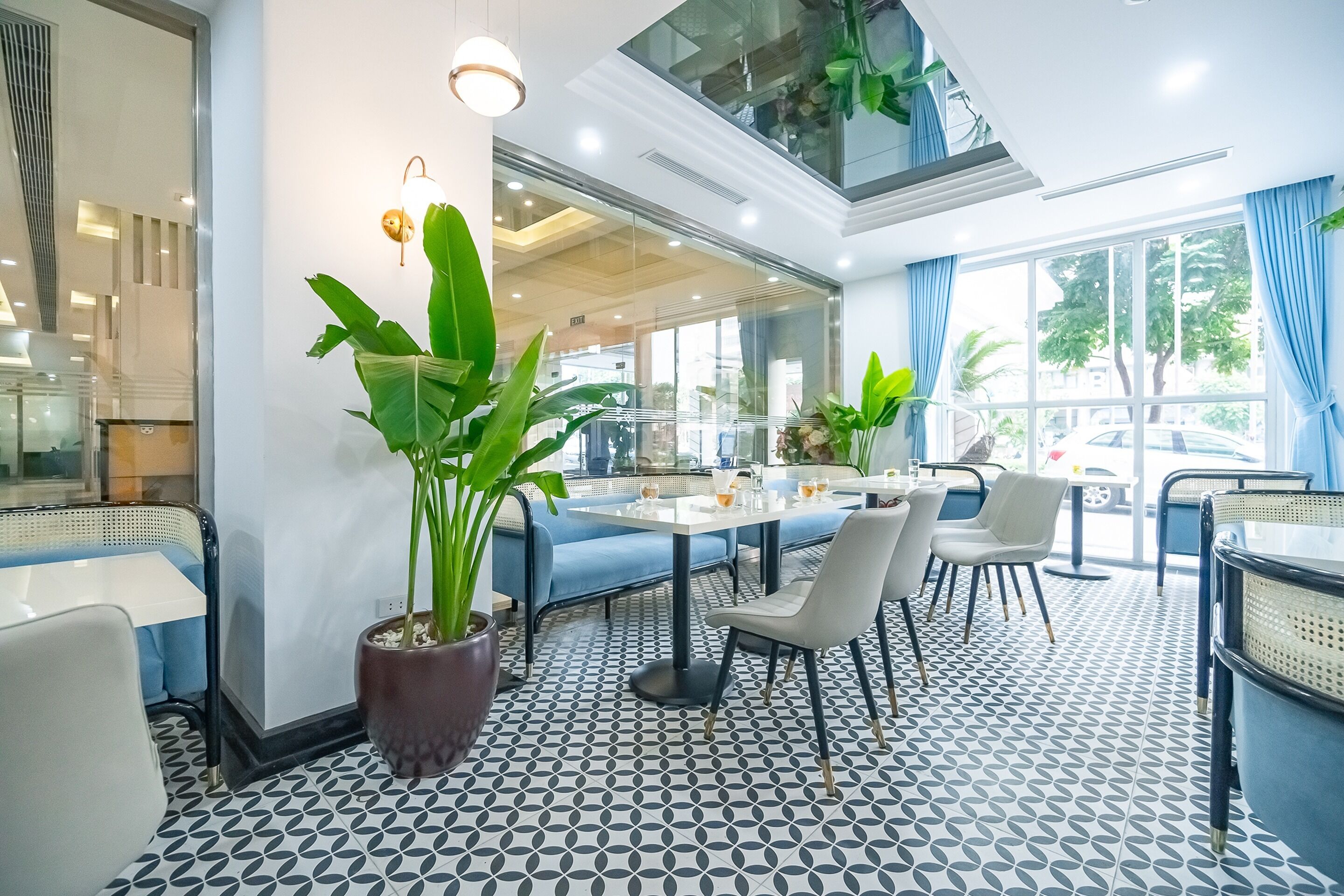 2 restaurants; breakfast and lunch served 