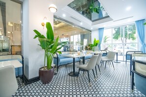 2 restaurants servant le petit déjeuner et le déjeuner