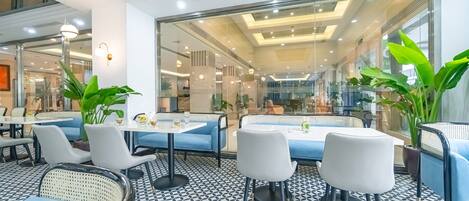 2 restaurants, breakfast, lunch served; Vietnamese cuisine