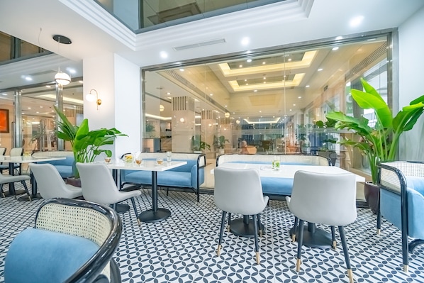 2 restaurants, breakfast, lunch served; Vietnamese cuisine