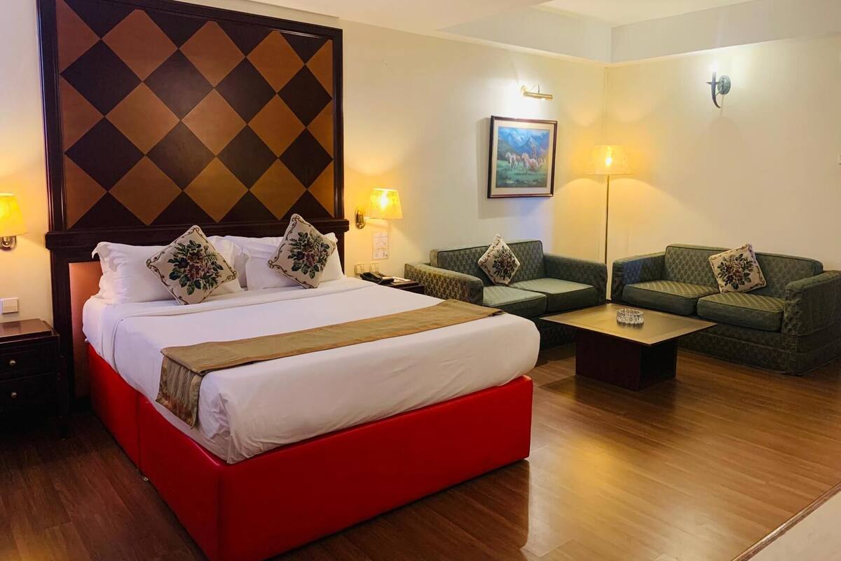 Minibar, free WiFi, bed sheets