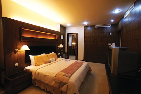 Minibar, free WiFi, bed sheets