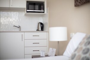 冰箱、微波炉、茶具/咖啡用具、电热水壶