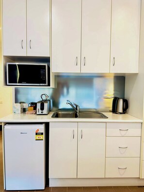 Standard Room, 1 Queen Bed, Accessible, Kitchenette | Private kitchen