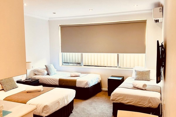 Classic Triple Room | Iron/ironing board, free WiFi, bed sheets