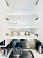 Frigorífico, microondas, cafetera o tetera y hervidor eléctrico