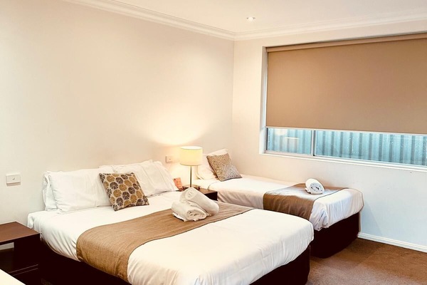 Triple Room, Kitchenette | Iron/ironing board, free WiFi, bed sheets