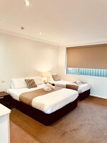 Habitación triple, cocina básica | Tabla de planchar con plancha, wifi gratis, ropa de cama