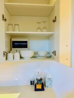 Frigorífico, microondas, cafetera o tetera y hervidor eléctrico